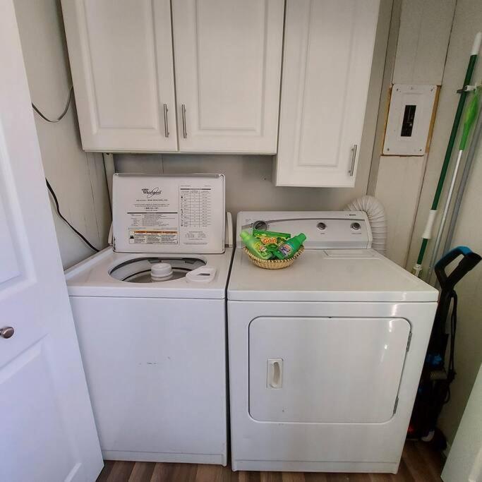 Cheerful 3 Bedroom House. Great Location コロラドスプリングス エクステリア 写真