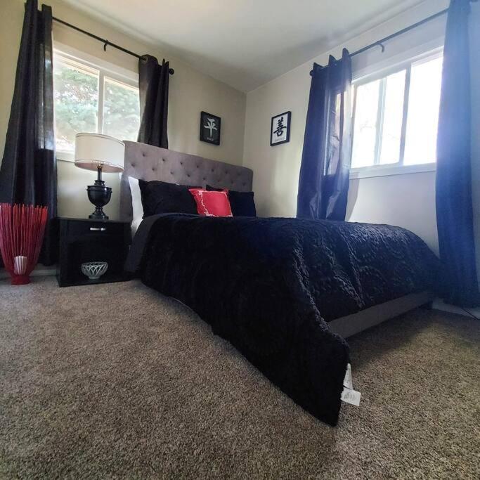 Cheerful 3 Bedroom House. Great Location コロラドスプリングス エクステリア 写真
