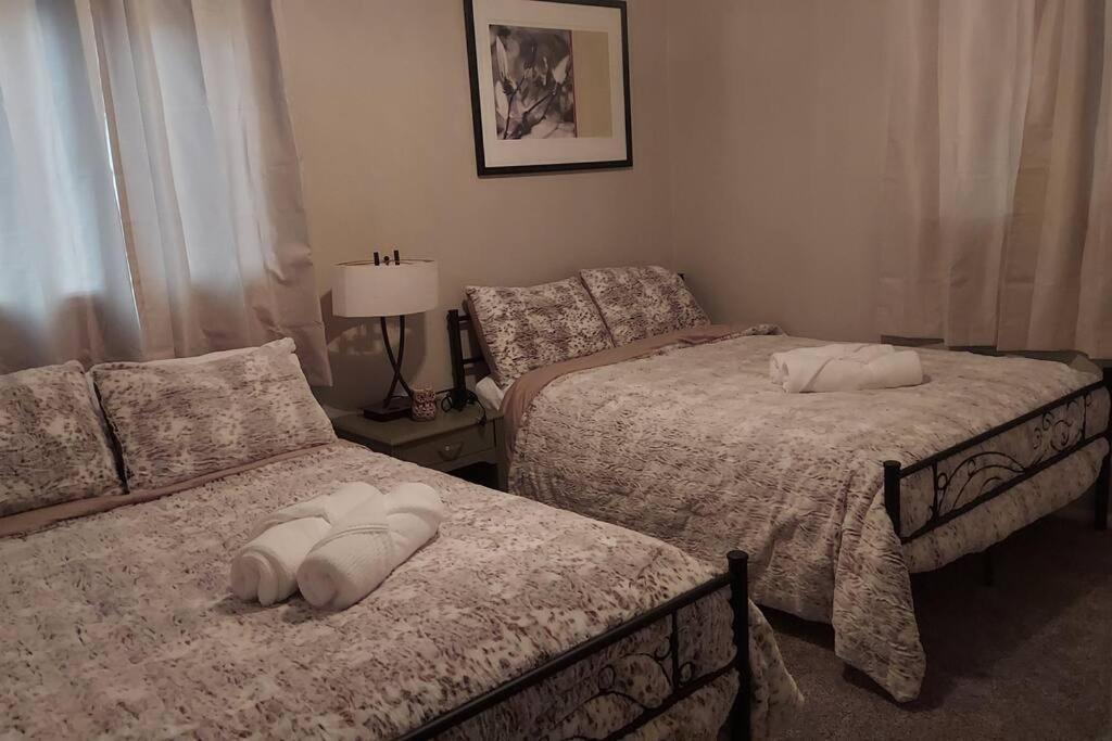 Cheerful 3 Bedroom House. Great Location コロラドスプリングス エクステリア 写真